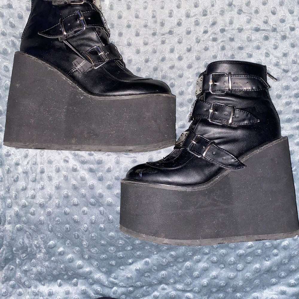 Demonia SWING-105 platform boots